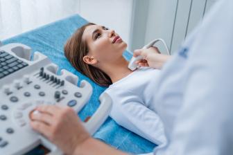 Frau bei Ultraschalluntersuchung am Hals